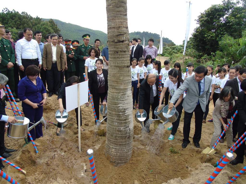 C&aacute;c đo&agrave;n vi&ecirc;n, thanh ni&ecirc;n tham gia trồng c&acirc;y tại Khu mộ Đại tướng.