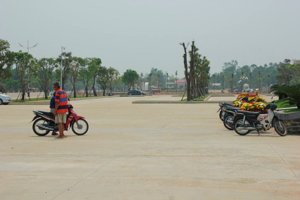 C&aacute;c điểm giữ xe tự ph&aacute;t ph&iacute;a trước cổng tượng đ&agrave;i kh&ocirc;ng c&ograve;n t&igrave;nh trạng n&acirc;ng gi&aacute; như trước