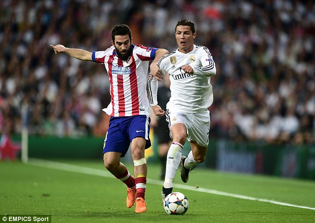 Turan, một trong những cầu thủ chơi rất m&aacute;u lửa trong m&agrave;u &aacute;o Atletico