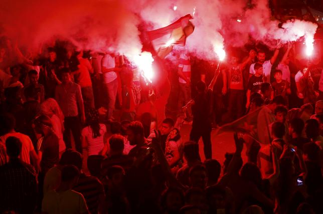 Người ủng hộ Đảng D&acirc;n chủ Nh&acirc;n d&acirc;n (HDP) vui mừng với kết quả bầu cử. Ảnh: Reuters     