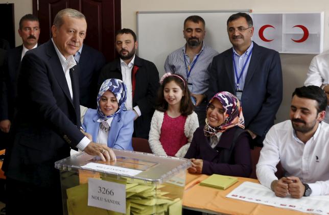Tổng thống Thổ Nhĩ Kỳ Tayyip Erdogan bỏ phiếu trong cuộc bầu cử quốc hội h&ocirc;m 7-6. Ảnh: Reuters