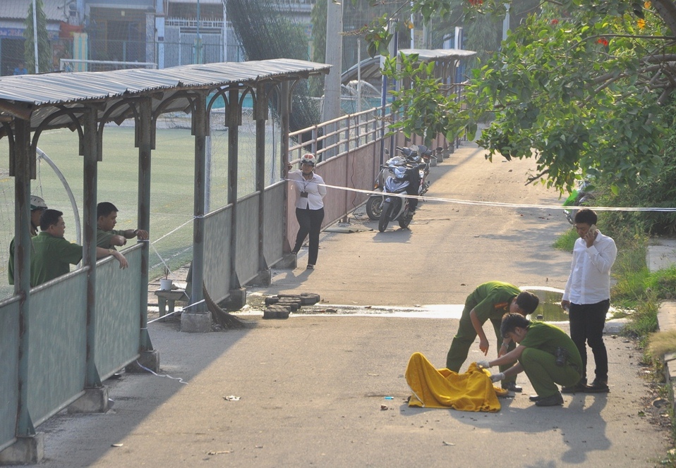 C&ocirc;ng an kh&aacute;m nghiệm hiện trường nơi cụ &ocirc;ng tự thi&ecirc;u