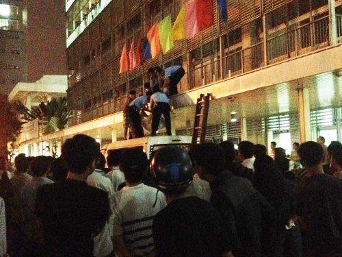Một người nuôi bệnh nhảy lầu BV Chợ Rẫy tự tử