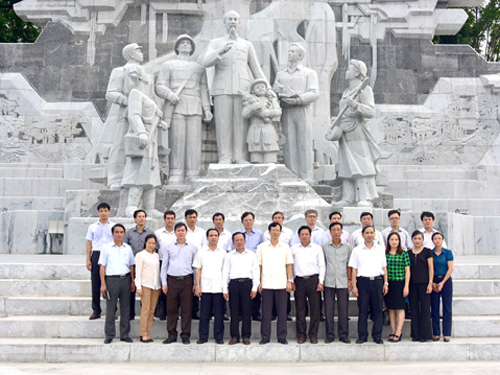 Sau khi tham quan tìm hiểu tượng đài Bác Hồ với nhân dân các dân tộc Tuyên Quang vào cuối tháng 7-2015, lãnh đạo tỉnh Sơn La quyết định thực hiện dự án tượng đài - quảng trường 1.400 tỉ đồng. Ảnh: Báo Tuyên Quang