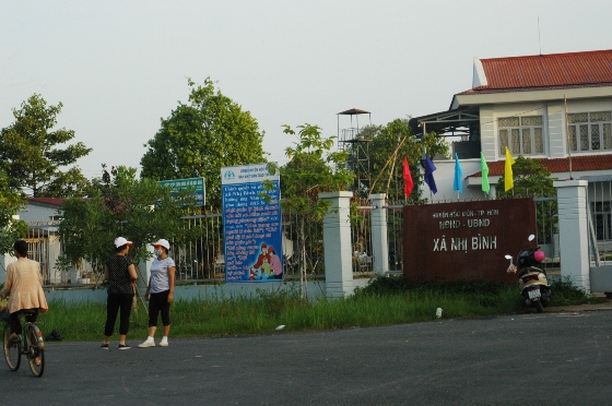 Nhiều người dân đứng trước trụ sở công an Nhị Bình từ sáng sớm
