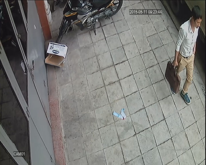 một đối tượng trong nhóm lừa đảo được camera an nnh ghi lại