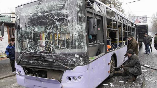 Chiếc xe bu&yacute;t tr&uacute;ng ph&aacute;o k&iacute;ch h&ocirc;m 22-1. Ảnh: Reuters