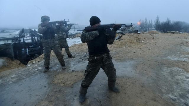 Binh l&iacute;nh Ukraine chiến đấu tại l&agrave;ng Pesky, gần Donetsk h&ocirc;m 21-1. Ảnh: Rreuters