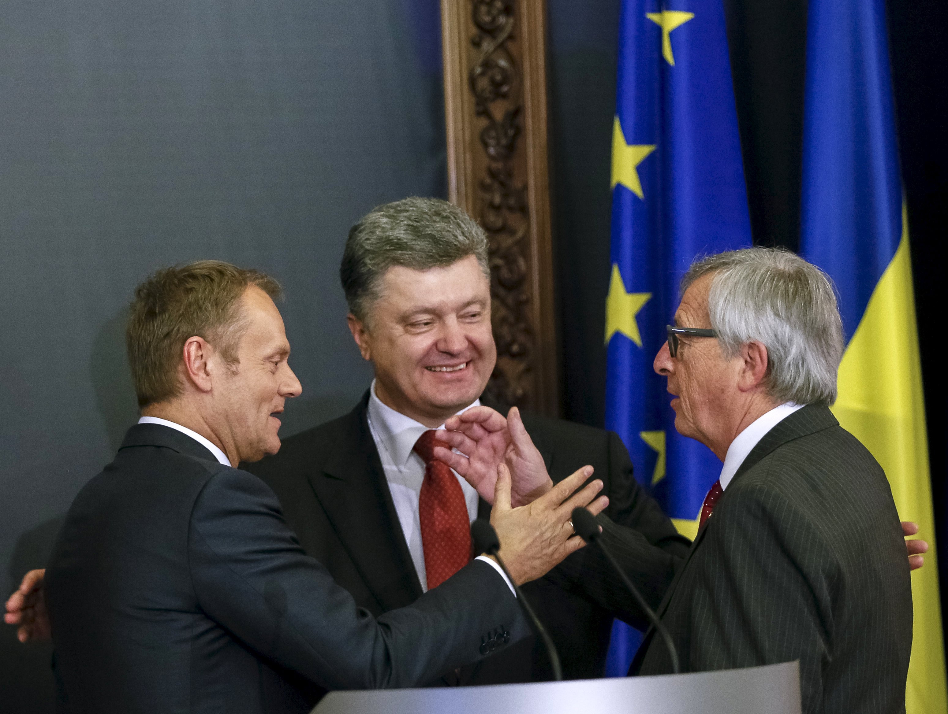 Chủ tịch Hội đồng châu Âu Donald Tusk (trái), Chủ tịch Ủy ban châu Âu Jean-Claude Juncker (phải) và Tổng thống Ukraine Petro Poroshenko trong cuộc họp báo sau hội nghị tại Kiev Ảnh: REUTERS