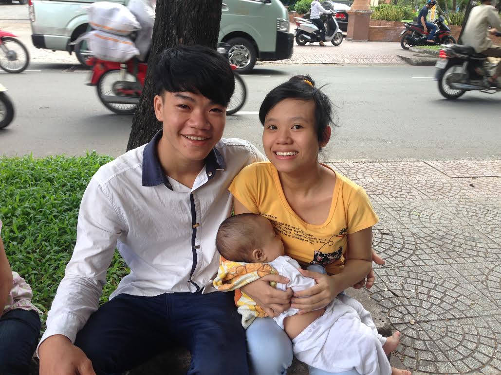 Đ&ocirc;i vợ ch&ocirc;̀ng nhí cười híp mắt sau phi&ecirc;n xử