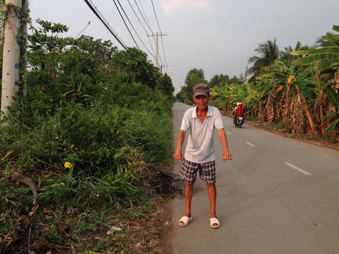 Ông Mười đang diễn tả lúc thấy tên cướp đang cúp đầu xe