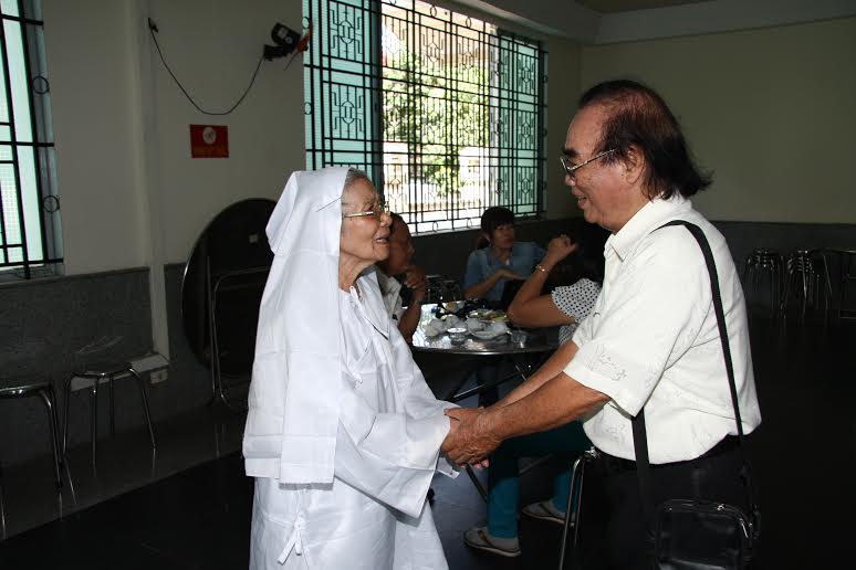 Bạn bè, đồng nghiệp đến động viên NSƯT Phi Điểu