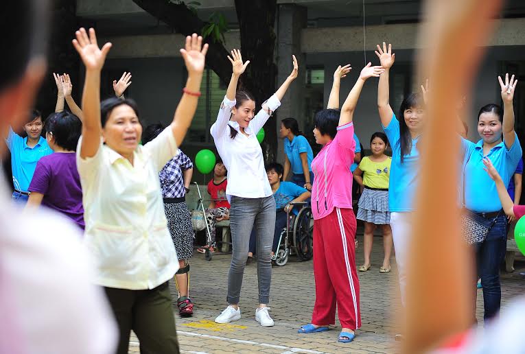 Trương Ngọc &Aacute;nh vui chơi c&ugrave;ng mọi người