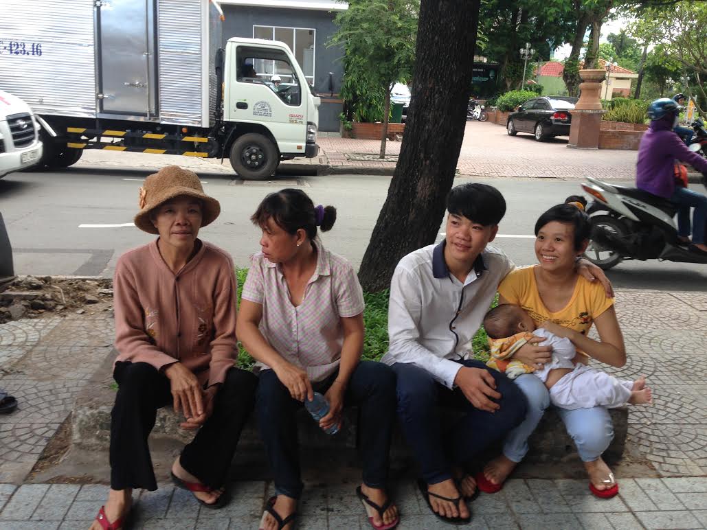 Mẹ ch&ocirc;̀ng T. sợ cháu bị nắng n&ecirc;n đón xe con đưa d&acirc;u tham dự phi&ecirc;n tòa
