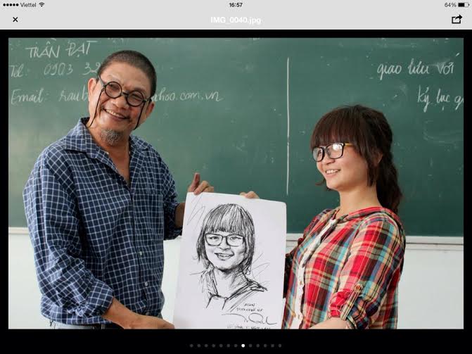 &Ocirc;ng vẽ ch&acirc;n dung một sinh vi&ecirc;n của lớp B&aacute;o ch&iacute; K12