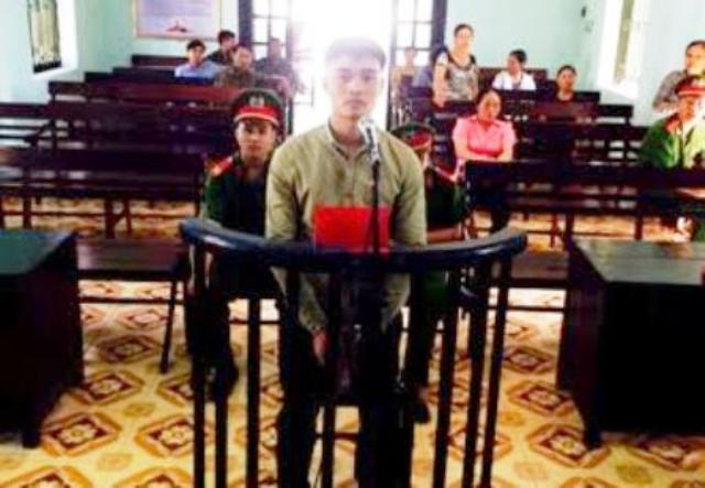 Trần Đức Thuận l&atilde;nh 4 năm t&ugrave; giam v&igrave; v&ocirc; cớ ch&eacute;m c&ocirc;ng an