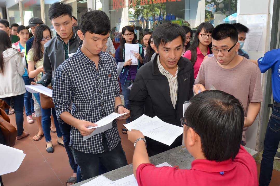 Th&iacute; sinh xếp h&agrave;ng nộp hồ sơ tại Trường Đại học c&ocirc;ng nghiệp TP HCM (Ảnh: Tấn Thạnh)