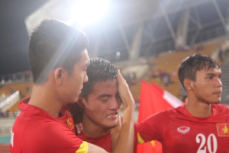 Những giọt nước mắt của U19 Việt Nam tr&ecirc;n SVĐ Quốc gia L&agrave;o tối 4-9