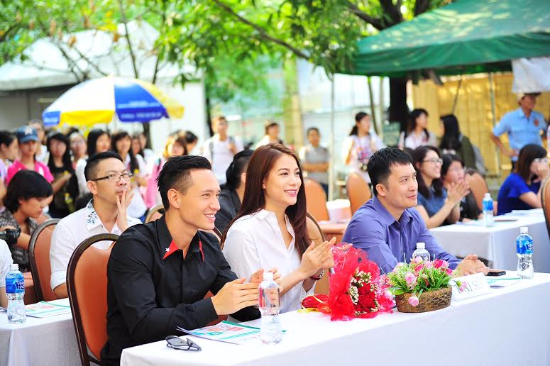 Cặp đôi hớn hở ngồi nghe chia sẻ của các bạn sinh viên