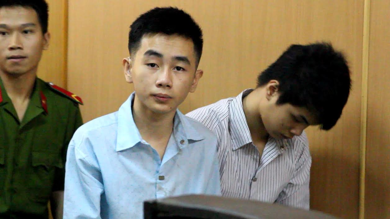 Hoàng (trái) và Thu&acirc;̣n tại phi&ecirc;n sơ th&acirc;̉m