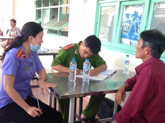 Đại diện VKSND quận Thủ Đức chứng kiến công an ghi lời khai tại Bệnh viện Thủ Đức