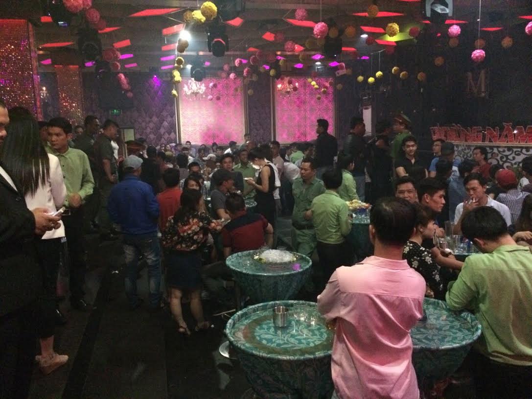 Hơn 200 thanh niên đang nhảy nhót trong vũ trường Top 9