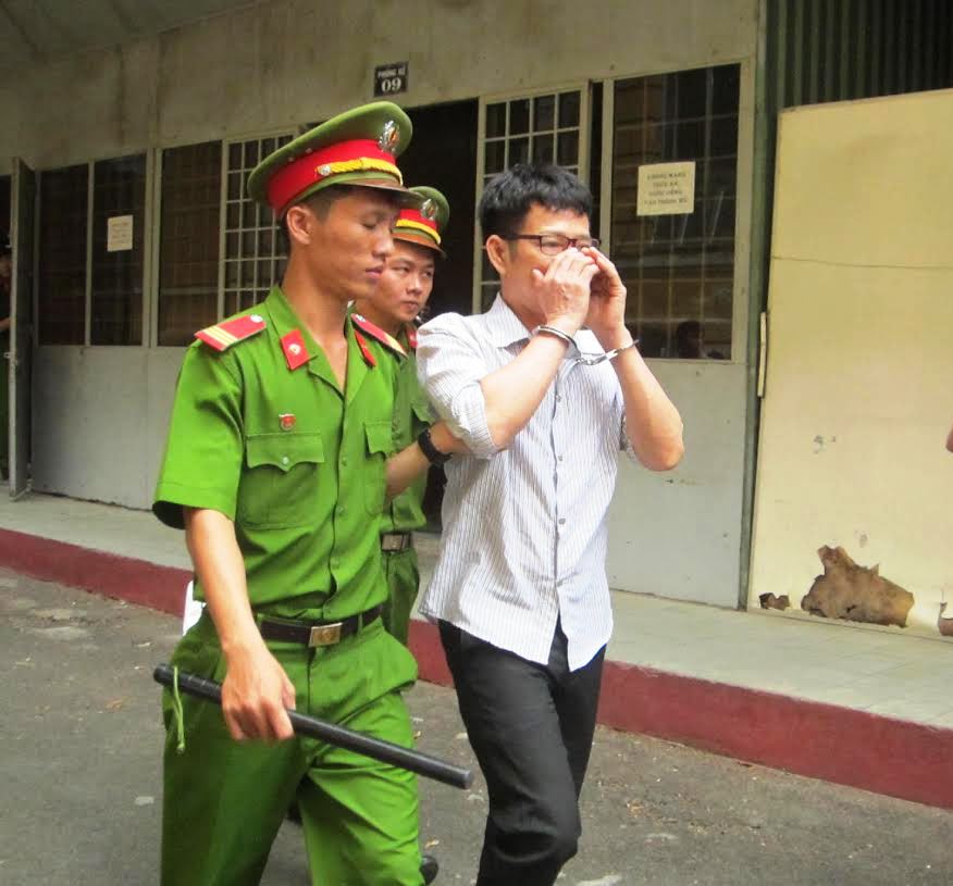 Hòa đã sử dụng hình nóng của con trai bà chủ để tống tiền