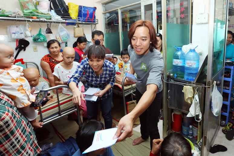 Hai vợ chồng tặng tiền lì xì cho các bệnh nhân nhi