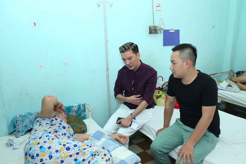Bà nằm kể chuyện về cuộc đời mình