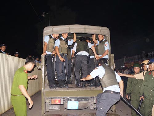 Th&aacute;ng 6-2013, bảo vệ của ng&acirc;n h&agrave;ng đến tranh gi&agrave;nh quyền kiểm so&aacute;t kho c&agrave; ph&ecirc; Trường Ng&acirc;n nhưng bị cơ quan c&ocirc;ng an mời về trụ sở l&agrave;m việc Ảnh: NHƯ PH&Uacute;