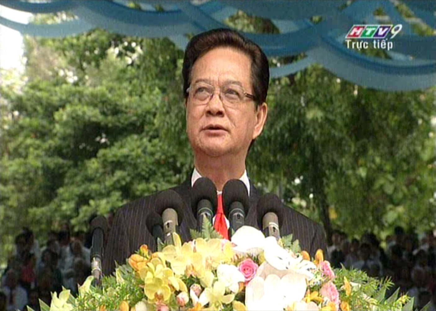 Thủ tướng Nguyễn Tấn Dũng đọc diễn văn khai mạc lễ m&iacute;t tinh mừng ng&agrave;y thống nhất đất nước