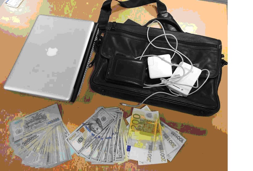 Tiền và vật dụng bên trong túi xách