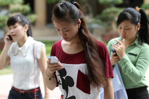 Móc túi bằng cả 2 tay