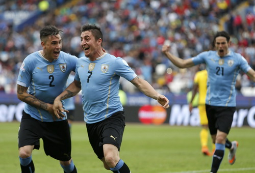 Cristian Rodriguez (7) ghi bàn duy nhất giúp Uruguay giành chiến thắng mở màn