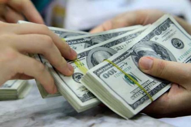 Nhiều thời điểm, gi&aacute; mua v&agrave;o USD của ng&acirc;n h&agrave;ng cao hơn thị trường tự do