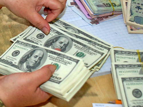 Vàng hạ nhiệt, giá USD tự do vẫn "nóng"