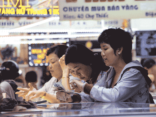 Tiệm vàng Mi Hồng huy động 45 nhân viên vẫn không đáp ứng đú nhu cầu giao dịch