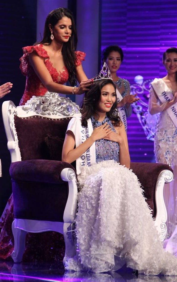C&ocirc; nhận vương miện từ Hoa hậu Thế giới 2011 &ndash; Ivian Sarcos