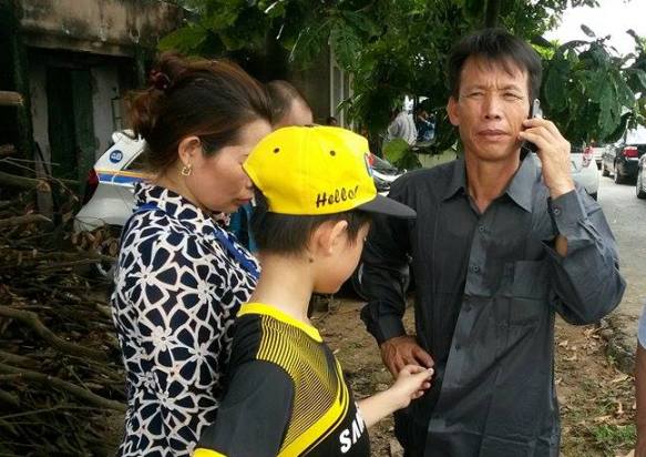 Công việc đầu tiên của ông Vươn sau khi ra tù là gọi điện thoại về cho mẹ già ở nhà