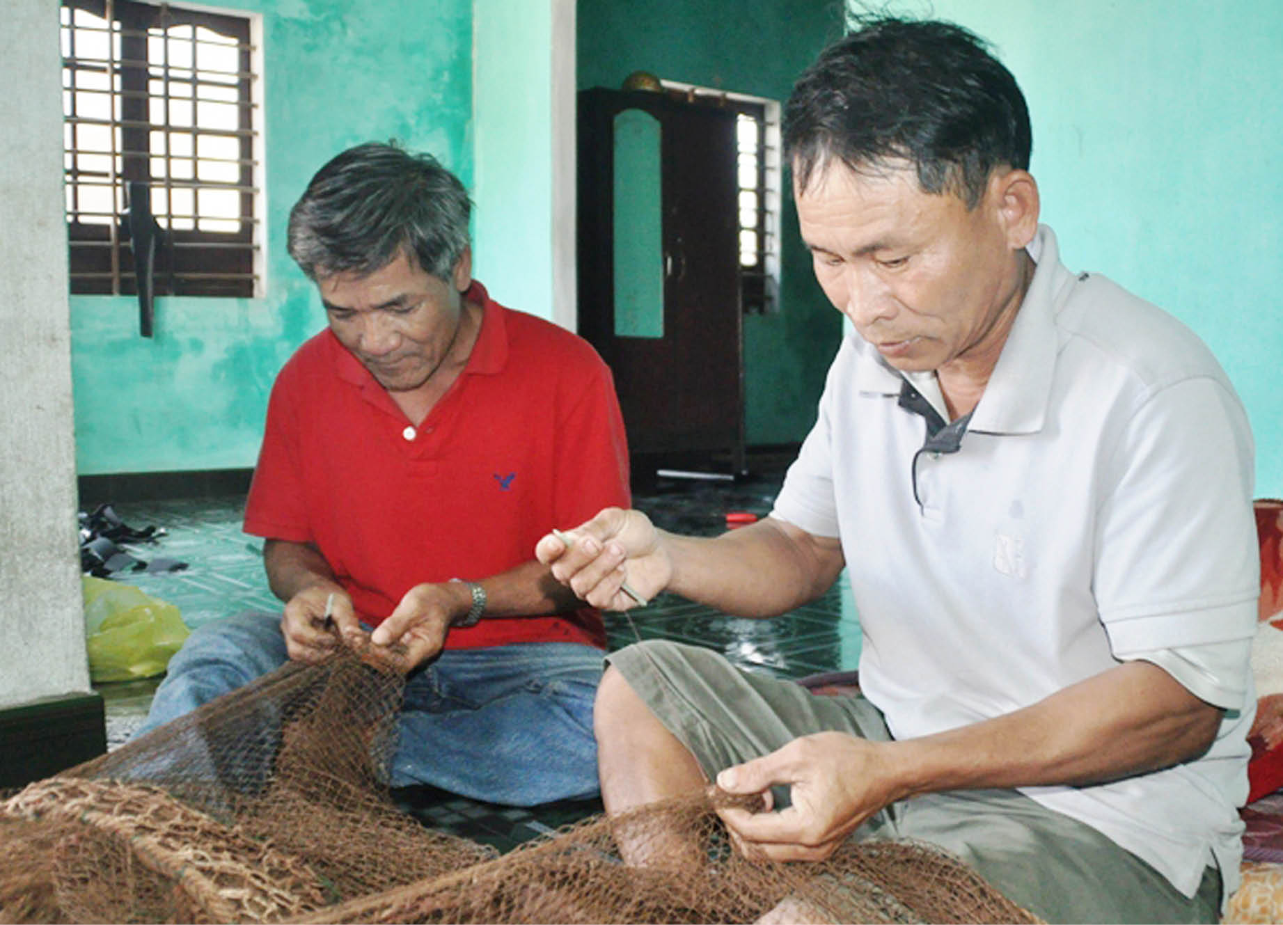 &Ocirc;ng L&ecirc; B&aacute;nh v&agrave; &ocirc;ng Đặng Văn Tu&acirc;n theo nghề v&aacute; lưới đ&atilde; mấy chục năm