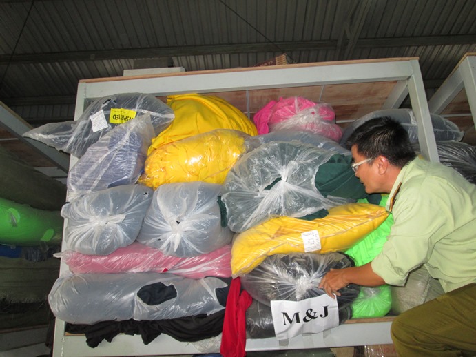 Một l&ocirc; vải nhập lậu bị quản l&yacute; thị trường TP HCM tịch thu chờ ph&aacute;t m&atilde;i. Ảnh: Ng.&Aacute;nh