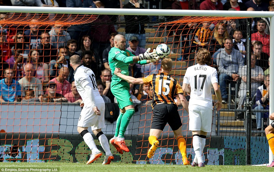 Thủ m&ocirc;n Valdes trong trận gặp Hull City m&ugrave;a qua