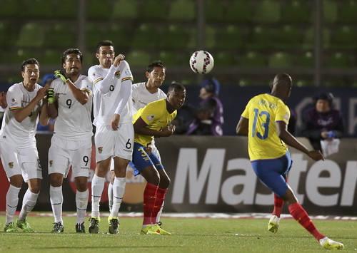 Erner Valencia s&uacute;t phạt cho Ecuador