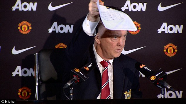 HLV Van Gaal trưng 4 tờ A4 chứng minh nhận định của ông Sam là sai