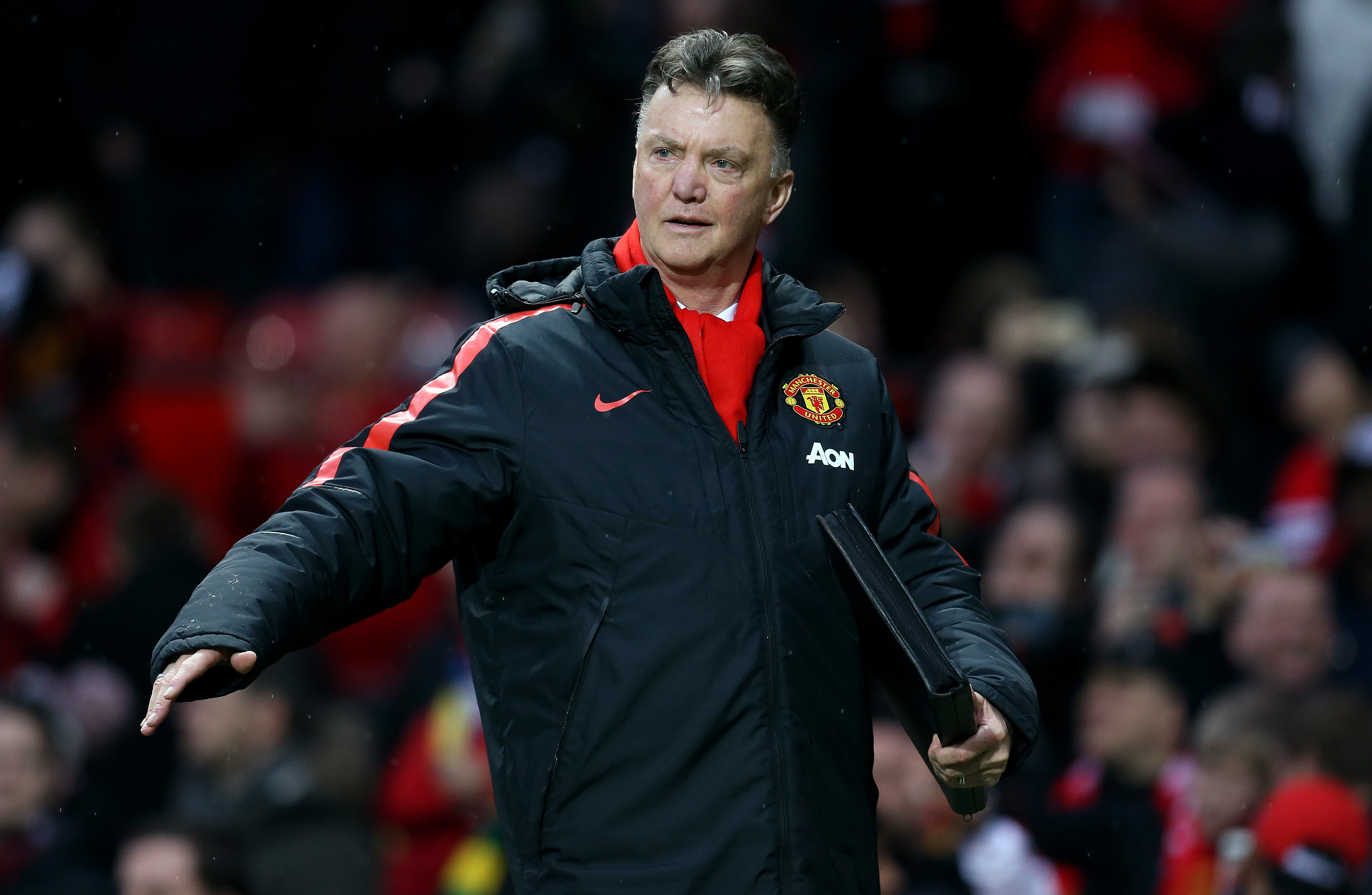 Những h&agrave;nh động v&agrave; ph&aacute;t ng&ocirc;n của &ocirc;ng Van Gaal đều bị giới truyền th&ocirc;ng Anh theo s&aacute;t