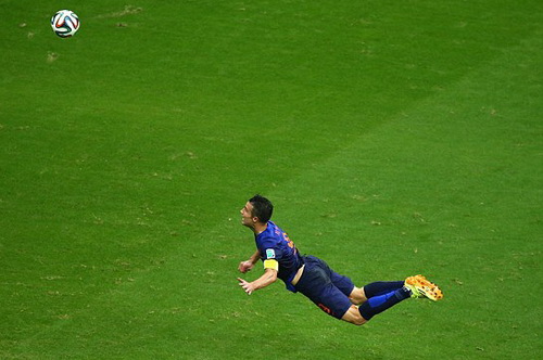 Van Persie v&agrave; b&agrave;n thắng đẹp nhất trong sự nghiệp