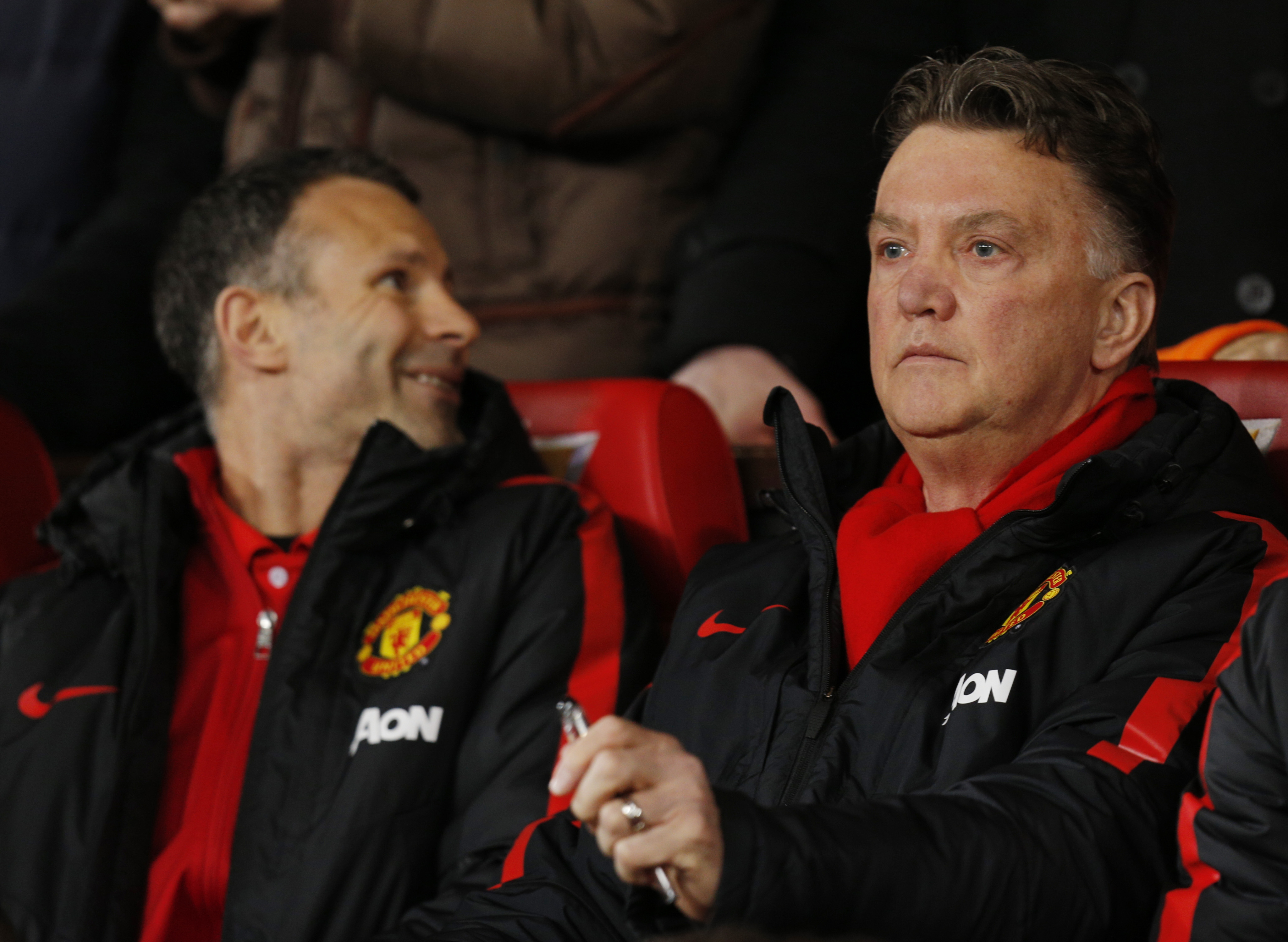 HLV Van Gaal th&acirc;́t th&acirc;̀n sau khi Welbeck ghi bàn &acirc;́n định chi&ecirc;́n thắng cho Arsenal