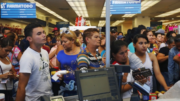 Người d&acirc;n xếp h&agrave;ng trong một hiệu thuốc ở Caracas. Ảnh: REUTERS