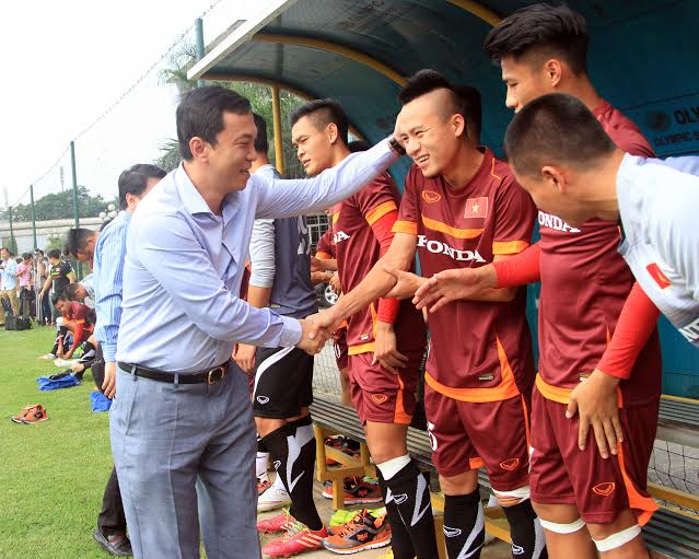 Ông Trần Quốc Tuấn, Phó Chủ tịch VFF, động viên Huy Toàn và các đồng đội