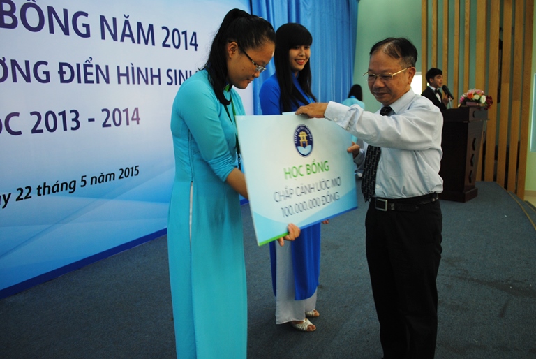 ThS Nguyễn Quốc Hợp, ph&oacute; hiệu trưởng trao học bổng Chắp c&aacute;nh ước mơ trị gi&aacute; 100 triệu đồng/suất cho 2 SV xuất sắc